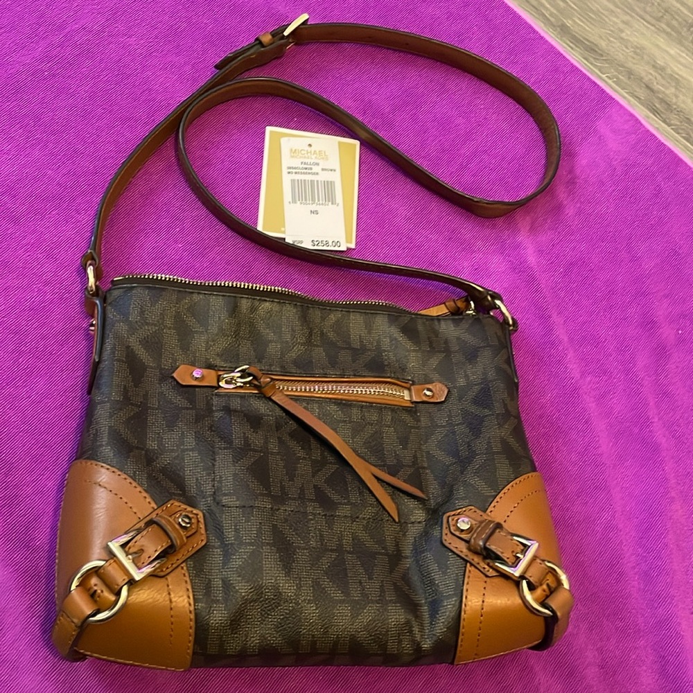PRE ♥️ MICHAEL KORS - FALLON MD Messenger/Crossbody in excellent condition.